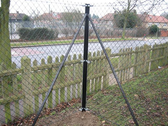 A pair of bracing posts are supporting a straining post.