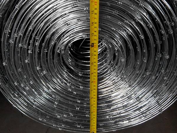 A measure is testing the roll width to measure the loading quantity